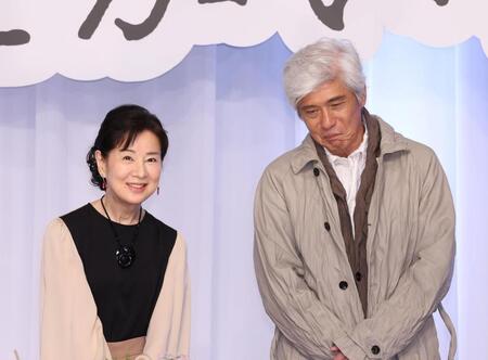 　完成報告会見に登場した吉永小百合（左）と佐藤浩市（撮影・佐々木彰尚）