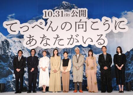 　完成報告会見に登場した（左から）阪本順治監督、若葉竜也、木村文乃、天海祐希、吉永小百合、佐藤浩市、のん、工藤阿須加、茅島みずき（撮影・佐々木彰尚）