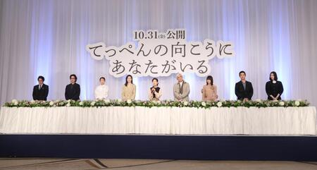 　完成報告会見に登場した（左から）阪本順治監督、若葉竜也、木村文乃、天海祐希、吉永小百合、佐藤浩市、のん、工藤阿須加、茅島みずき（撮影・佐々木彰尚）