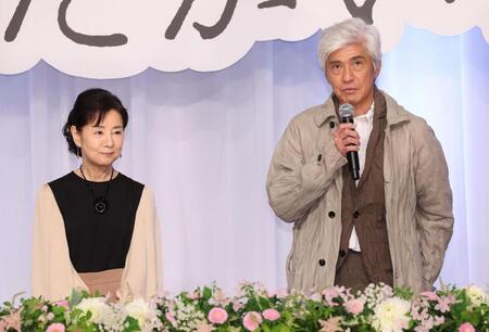 　完成報告会見に登場した吉永小百合（左）と佐藤浩市（撮影・佐々木彰尚）
