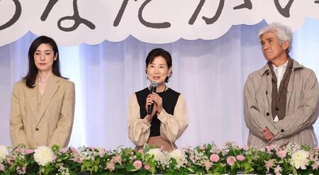 完成報告会見に登場した（左から）天海祐希、吉永小百合、佐藤浩市＝東京・グランドプリンスホテル高輪（撮影・佐々木彰尚）