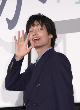 手を振る佐野晶哉＝東京・有楽町の丸の内ピカデリー１（撮影・佐々木彰尚）