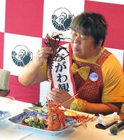 　試食会で伊勢海老の迫力に驚く石塚英彦