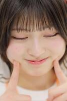 　かわいらしくポーズをとるＷＨＩＴＥ　ＳＣＯＲＰＩＯＮのＨＡＮＮＡ