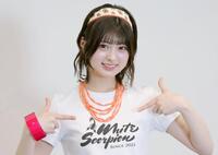 　かわいらしくポーズをとるＷＨＩＴＥ　ＳＣＯＲＰＩＯＮのＨＡＮＮＡ（撮影・棚橋慶太）