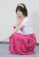 　かわいらしくポーズをとるＷＨＩＴＥ　ＳＣＯＲＰＩＯＮのＨＡＮＮＡ（撮影・棚橋慶太）