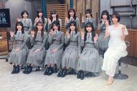 　「スコピース」をして撮影に応じた（前列左から）ＡＯＩ、ＡＬＬＹ、ＨＡＮＮＡ、ＡＣＥ、ＣＨＯＣＯ、篠田麻里子（後列同）ＮＡＶＩ、ＮＡＴＳＵ、ＭＯＭＯ、ＮＩＣＯ、ＡＣＯ、ＣＯＣＯ