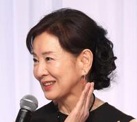 　ピアスをつけて登場した吉永小百合（撮影・佐々木彰尚）