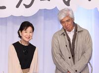　完成報告会見に登場した吉永小百合（左）と佐藤浩市（撮影・佐々木彰尚）