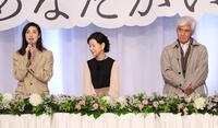 　完成報告会見に登場した（左から）天海祐希、吉永小百合、佐藤浩市（撮影・佐々木彰尚）
