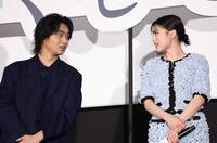 　完成披露イベントに登場した奥平大兼（左）と出口夏希（撮影・佐々木彰尚）