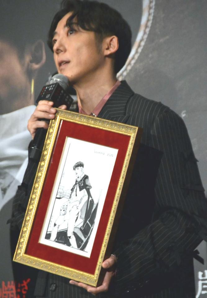 　荒木飛呂彦氏のイラストを手にする高橋一生