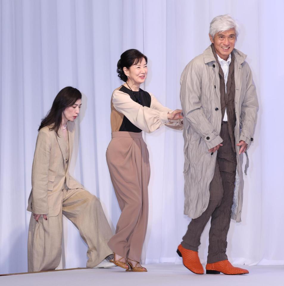 　佐藤浩市（右）につかまり登壇する吉永小百合（撮影・佐々木彰尚）