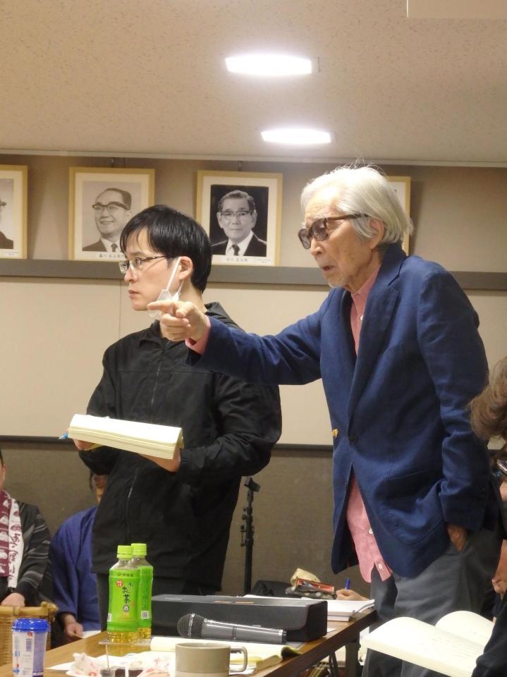 　熱心に指導する山田洋次氏