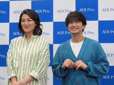 　朗読劇「したいとか、したくないとかの話じゃない」製作発表会見に出席した板谷由夏（左）と津田健次郎