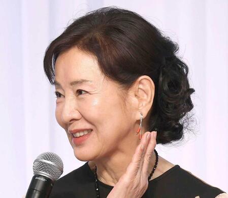 　ピアスをつけて登場した吉永小百合（撮影・佐々木彰尚）