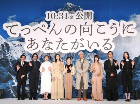 　完成報告会見に登場した（左から）阪本順治監督、若葉竜也、木村文乃、天海祐希、吉永小百合、佐藤浩市、のん、工藤阿須加、茅島みずき（撮影・佐々木彰尚）