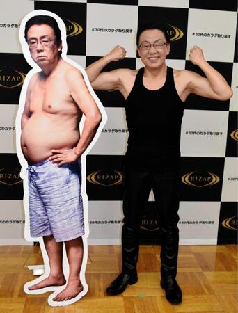 　１８年３月、約１３キロ減量した姿で登場し、減量前のパネルの前でポーズを決める梅沢富美男