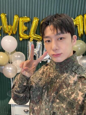ＭＯＮＳＴＡ　Ｘの公式Ｘ＠ＯｆｆｉｃｉａｌＭＯＮＳＴＡＸより　５月１３日に韓国軍を除隊したヒョンウォン