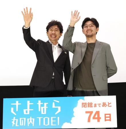 　手を振る大泉洋（左）と松田龍平（撮影・佐々木彰尚）
