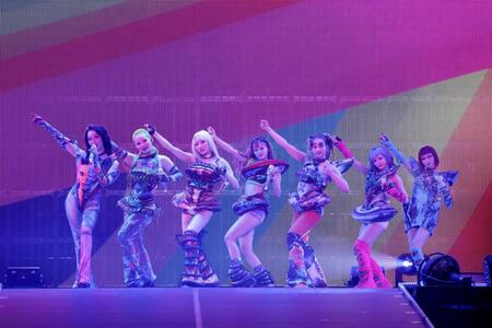 　ステージで躍動したＸＧの（左から）ＣＨＩＳＡ、ＣＯＣＯＮＡ、ＭＡＹＡ、ＪＵＲＩＡ、ＨＡＲＶＥＹ、ＨＩＮＡＴＡ、ＪＵＲＩＮ