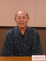 　取材に応じる曽我廼家寛太郎