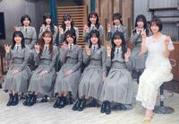 　「スコピース」をして撮影に応じた（前列左から）ＡＯＩ、ＡＬＬＹ、ＨＡＮＮＡ、ＡＣＥ、ＣＨＯＣＯ、篠田麻里子（後列同）ＮＡＶＩ、ＮＡＴＳＵ、ＭＯＭＯ、ＮＩＣＯ、ＡＣＯ、ＣＯＣＯ