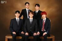 　ＴＥＥＮ　ＴＯＰの公式Ｆａｃｅｂｏｏｋより　Ｃ．Ａ．Ｐは２０２３年までＴＥＥＮ　ＴＯＰとして活動（後列左）