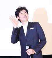 　ファンに手を振る大泉洋（撮影・佐々木彰尚）