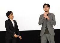 　舞台あいさつに登場した大泉洋（左）と松田龍平（撮影・佐々木彰尚）