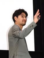 　ファンに手を振る松田龍平（撮影・佐々木彰尚）