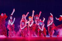 　東京ドームのステージで集団ダンスを繰り出すＸＧ