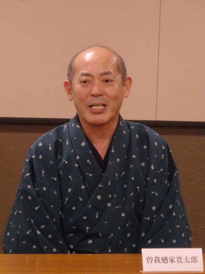 　取材に応じる曽我廼家寛太郎