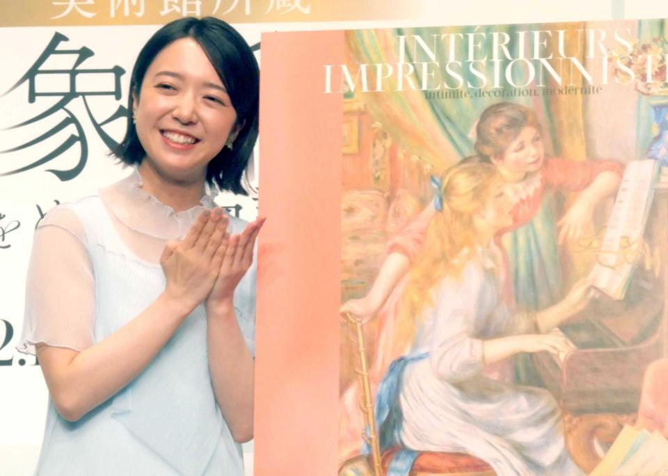 　「読書ポーズ」を見せて笑顔で撮影に応じる上白石萌音