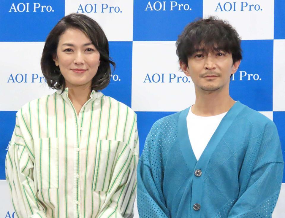 　板谷由夏（左）と津田健次郎