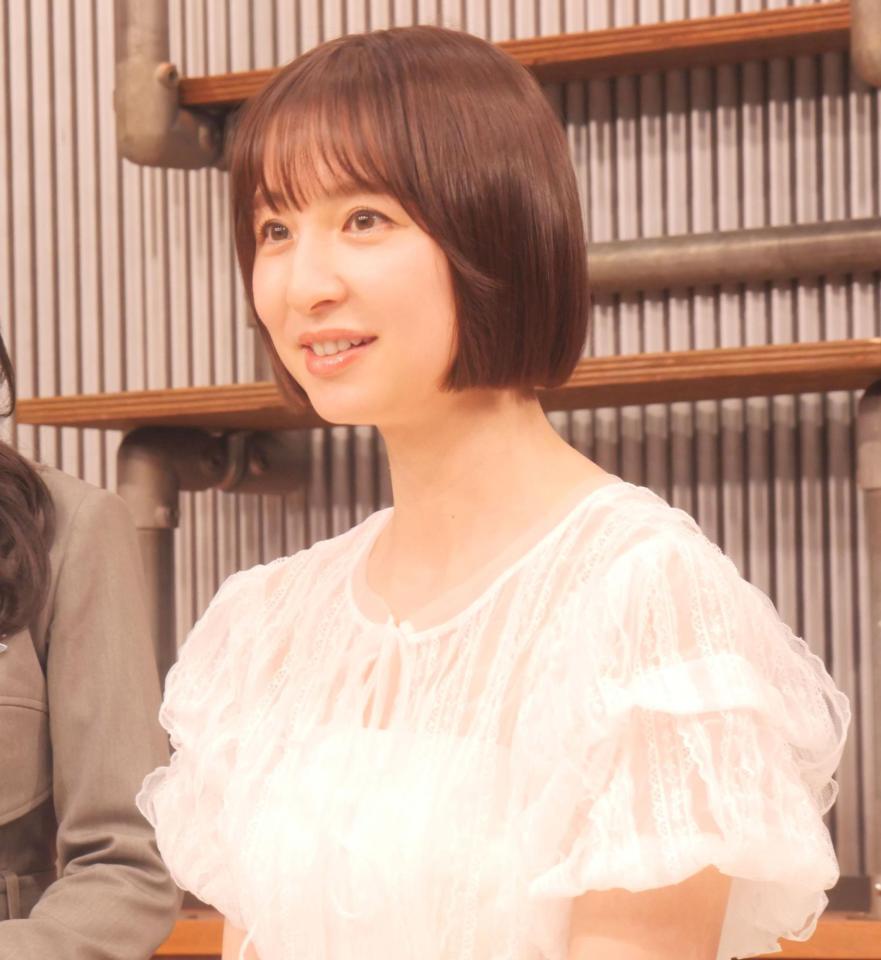 　取材に応じた篠田麻里子