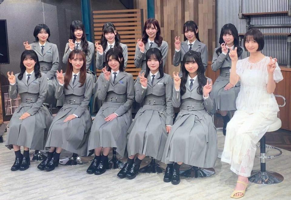 　「スコピース」をして撮影に応じた（前列左から）ＡＯＩ、ＡＬＬＹ、ＨＡＮＮＡ、ＡＣＥ、ＣＨＯＣＯ、篠田麻里子（後列同）ＮＡＶＩ、ＮＡＴＳＵ、ＭＯＭＯ、ＮＩＣＯ、ＡＣＯ、ＣＯＣＯ