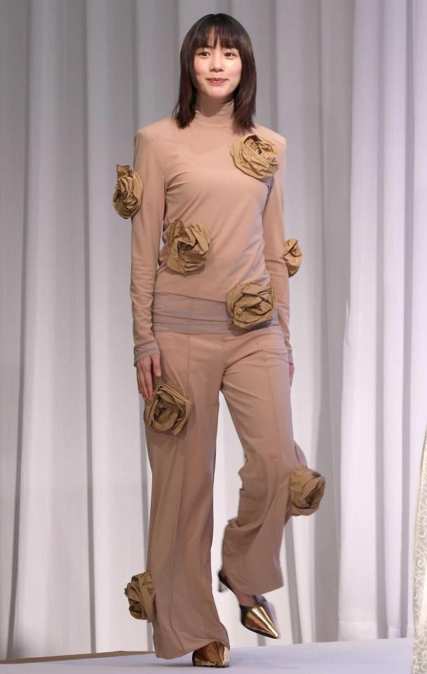 　斬新な衣装で登壇するのん