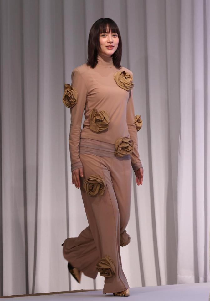 　登壇するのん（撮影・佐々木彰尚）