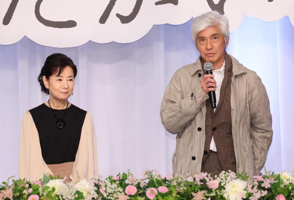 　完成報告会見に登場した吉永小百合（左）と佐藤浩市（撮影・佐々木彰尚）