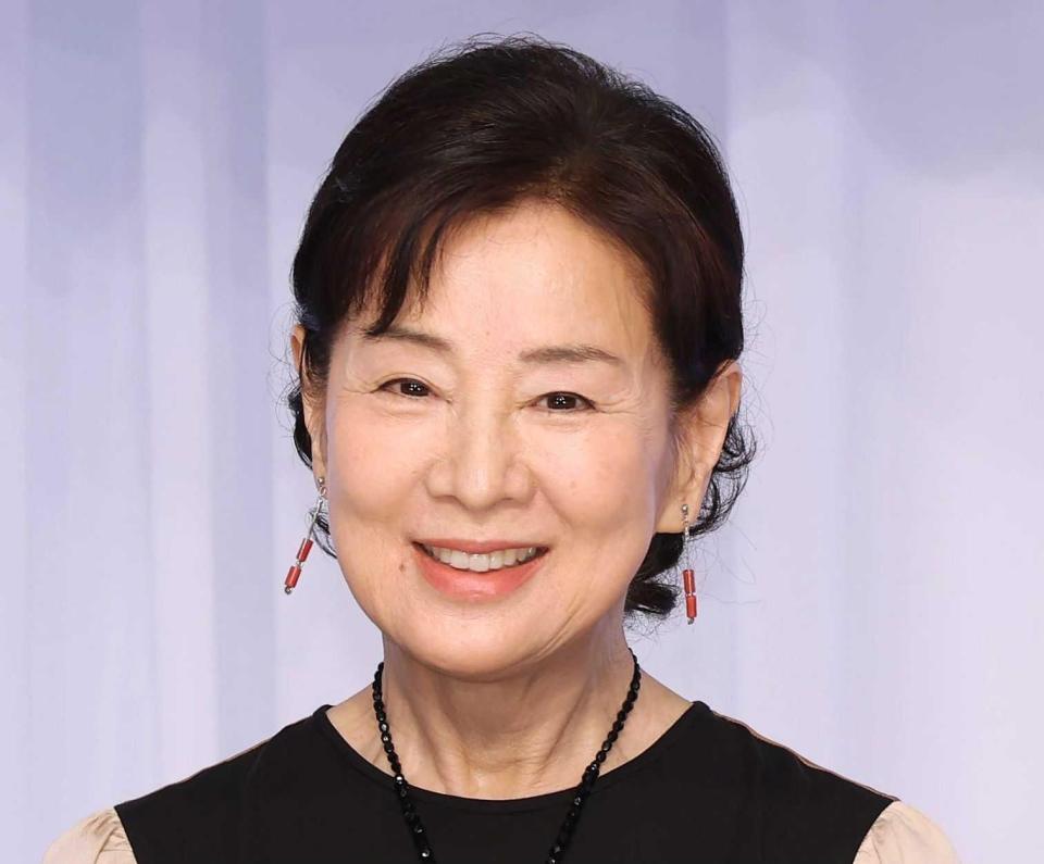 　ピアスをつけて登場した吉永小百合（撮影・佐々木彰尚）