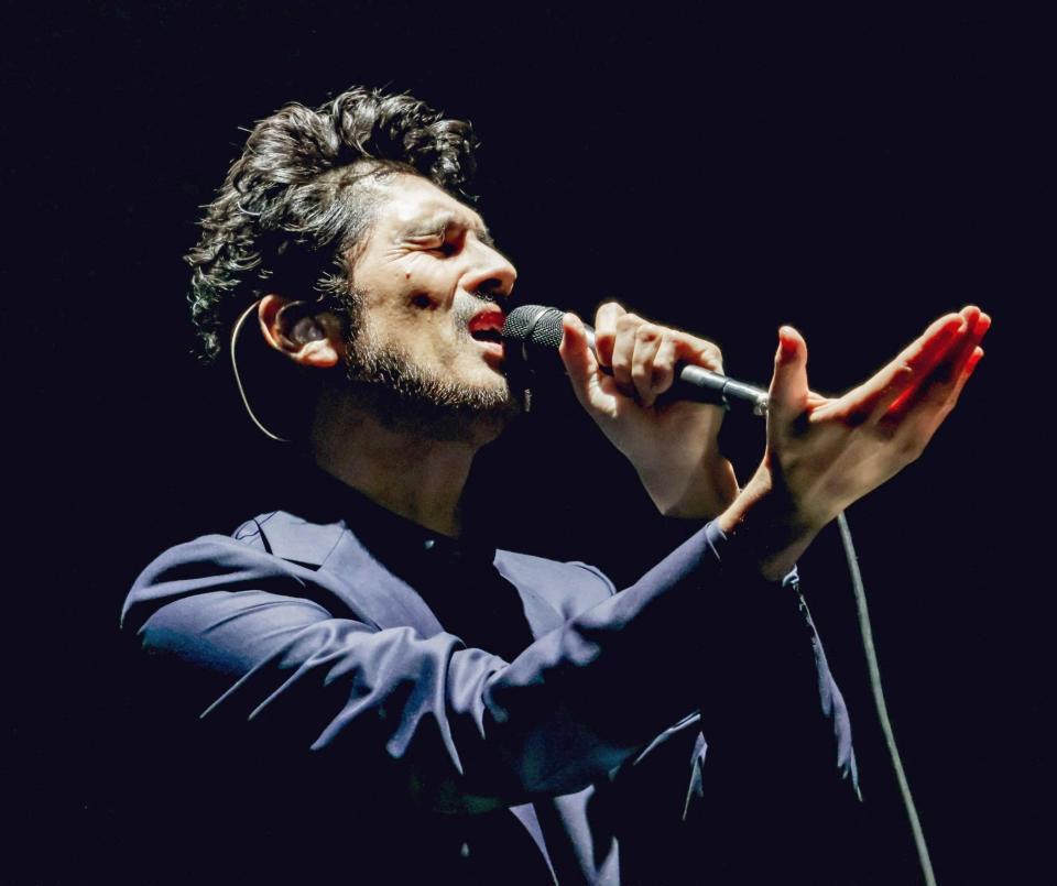 　歌唱する平井堅（撮影・岩佐篤樹）