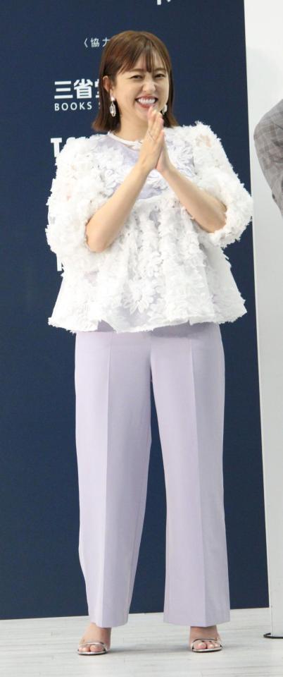 　笑顔を見せる菊地亜美