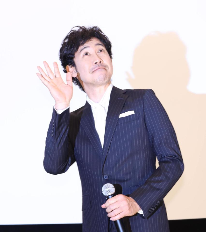 　ファンに手を振る大泉洋（撮影・佐々木彰尚）