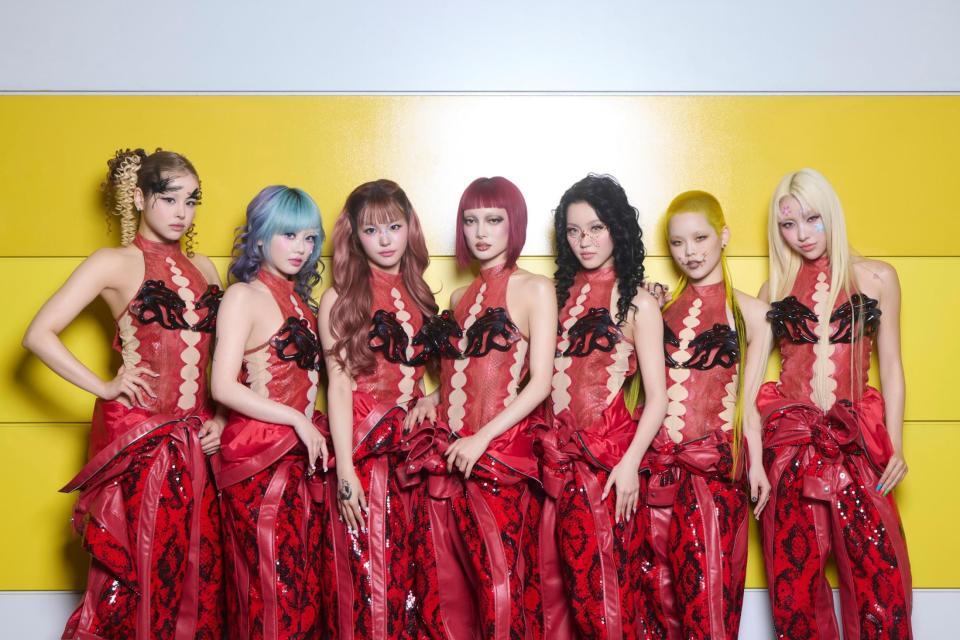 　初の東京ドームでのステージを前にポーズを決めたＸＧの（左から）ＨＡＲＶＥＹ、ＨＩＮＡＴＡ、ＪＵＲＩＡ、ＪＵＲＩＮ、ＣＨＩＳＡ、ＣＯＣＯＮＡ、ＭＡＹＡ