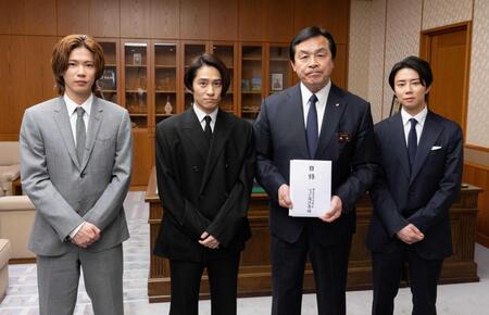 　（左から）神宮寺勇太、三宅健、馳浩石川県知事、北山宏光