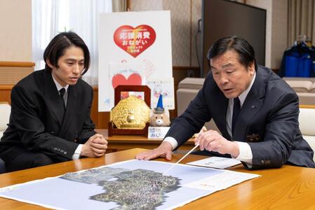 　石川県庁を訪問した（左の）三宅健