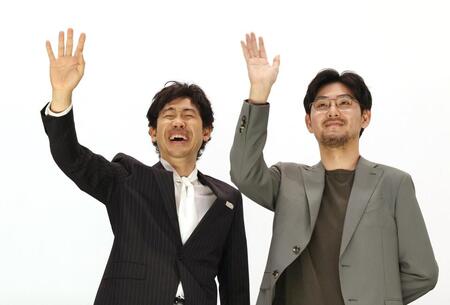 　手を振る大泉洋（左）と松田龍平（撮影・佐々木彰尚）