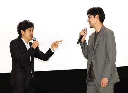 　舞台あいさつに登場した大泉洋（左）と松田龍平（撮影・佐々木彰尚）