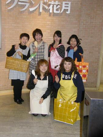 　主婦キャンペーンの製作会見に出席した（前列左から）海原やすよ、ともこ（後列左から）若井みどり、浅香あき恵、未知やすえ、島田珠代＝１１年２月